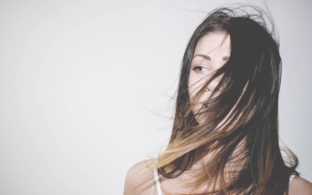Perdita dei capelli in autunno: perché succede e come rimediare